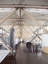 木構造のデザインが素晴らしい「リヨン建築学校」のインテリア。