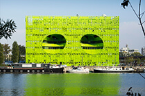 グリーンの外壁のふたつの穴が目のような「ユーロニュース・センター」。
