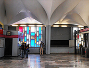 有機的なシェル構造の天井とカラフルな窓をもつ「キャンデラリア地下鉄駅」。
