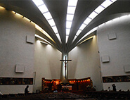 「サンタモニカ教会」は複雑な構造で花びらを下側から見上げているような印象だ。