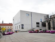 ミュージアム・クオーターにあるオルトナー＋オルトナー設計の清楚な雰囲気の「レオポルド美術館」。